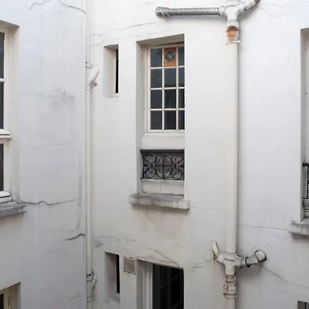 Apartment Nice Studio For Two People In The Heart Of Paris